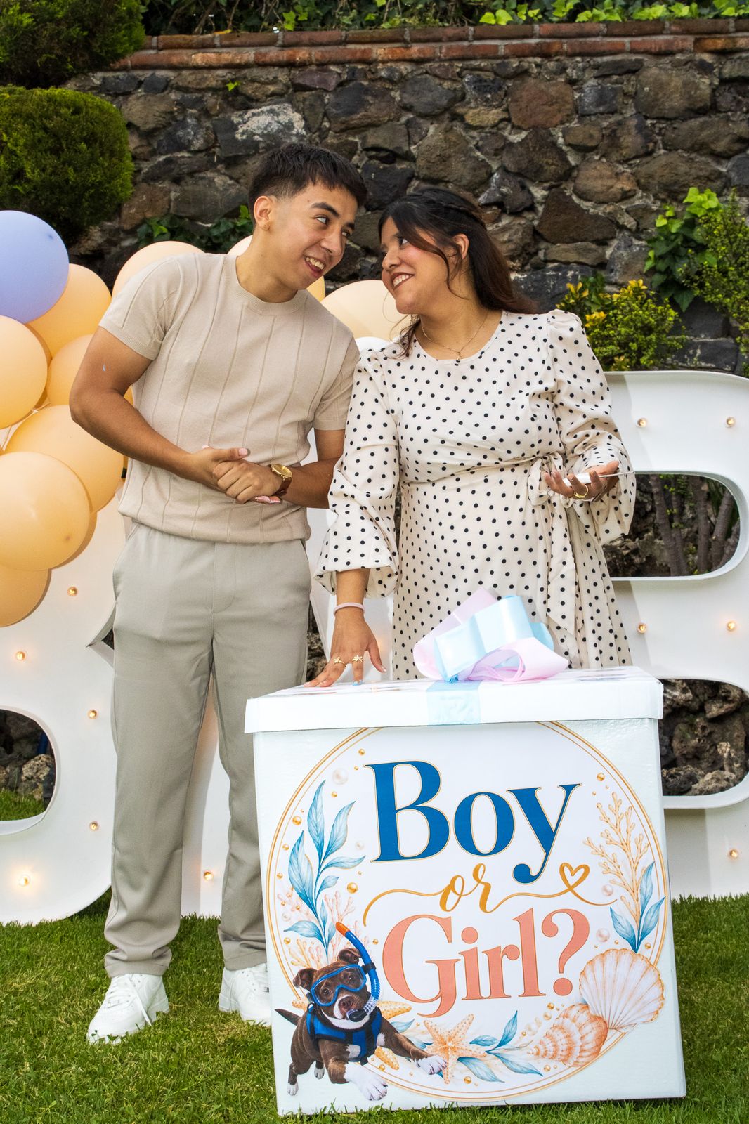Baby shower: pareja junto a su caja de revelación